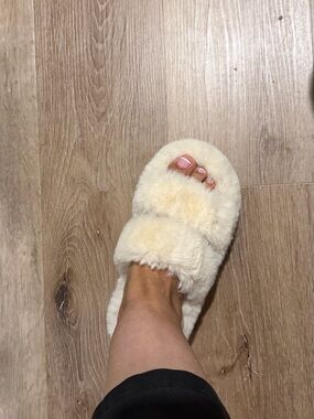 Women's Plush Open-Toe Slippers in Cream